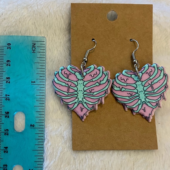 Heart skeleton rib cage earrings - Picture 2 of 3